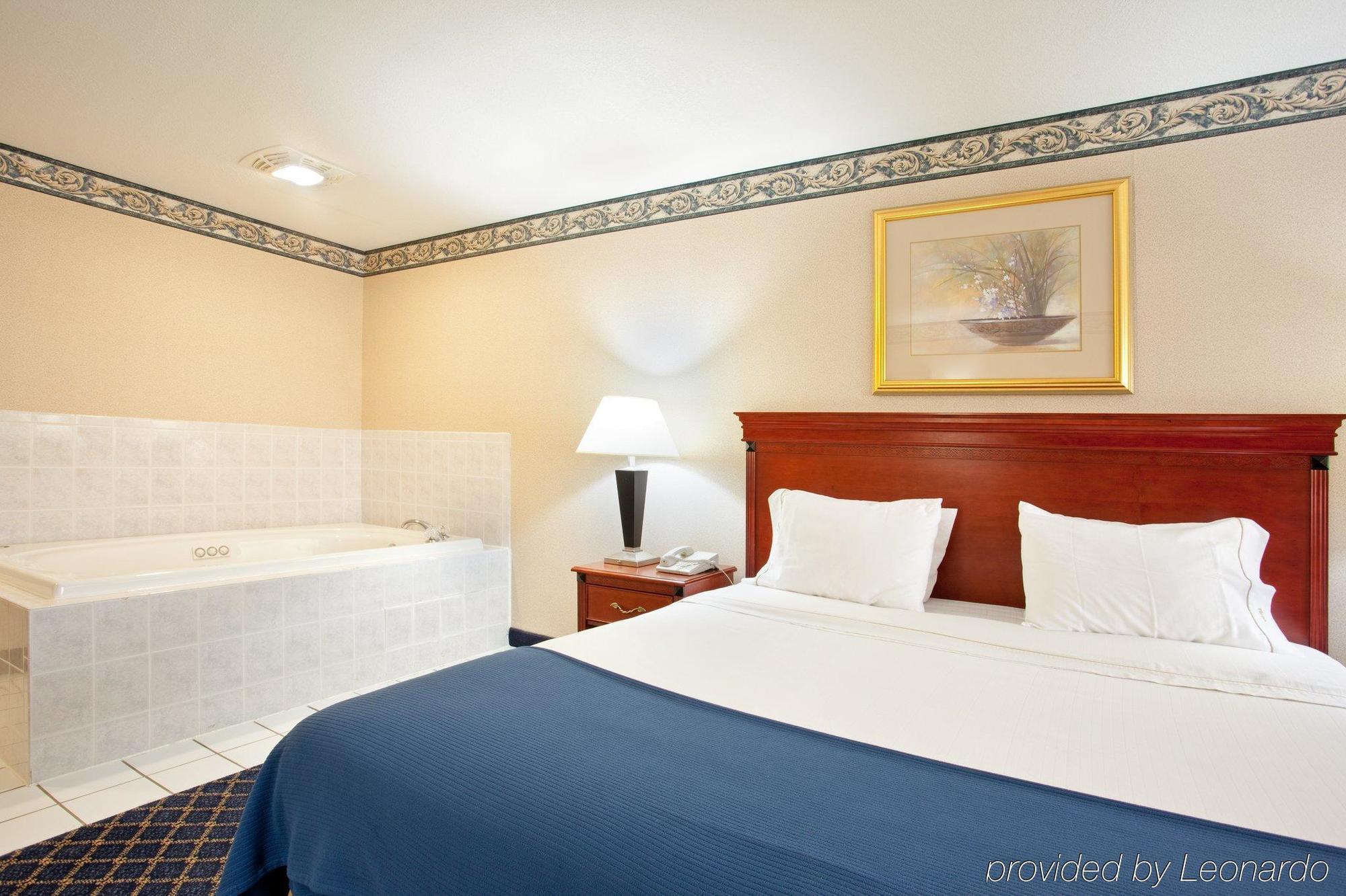 Holiday Inn Express & Suites Danville, An Ihg Hotel Room photo